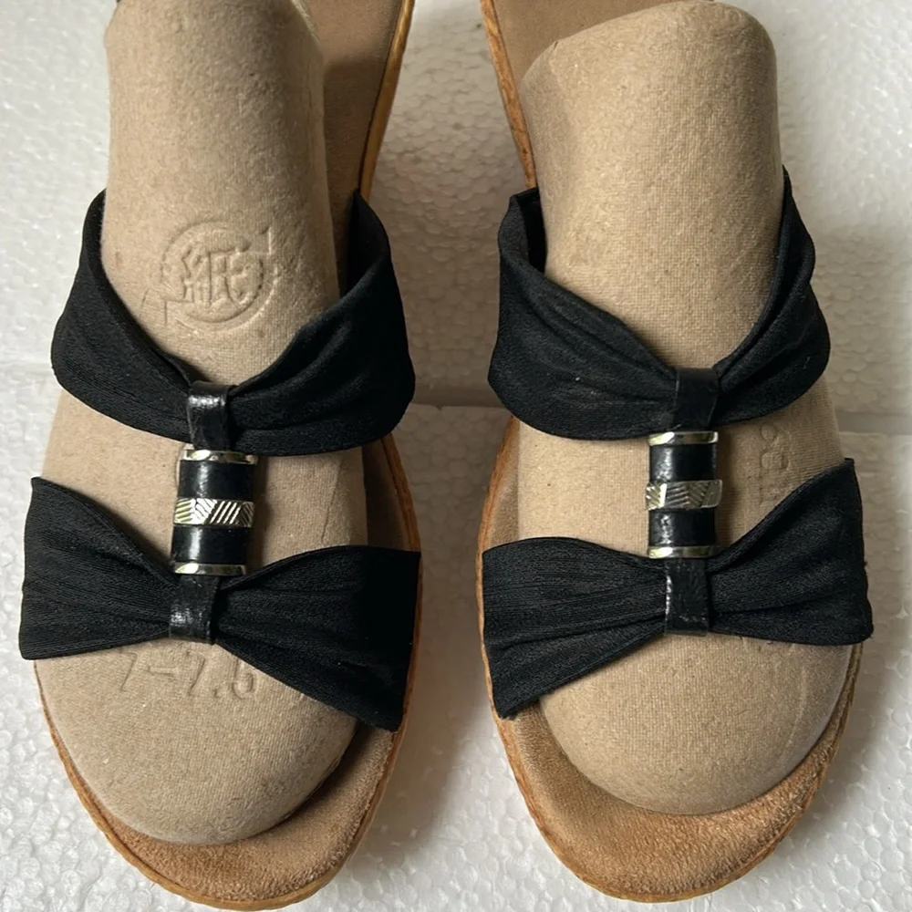Italian Shoemaker women bejewel Cork Wedge 2.5” Heel suede insole size 8 black